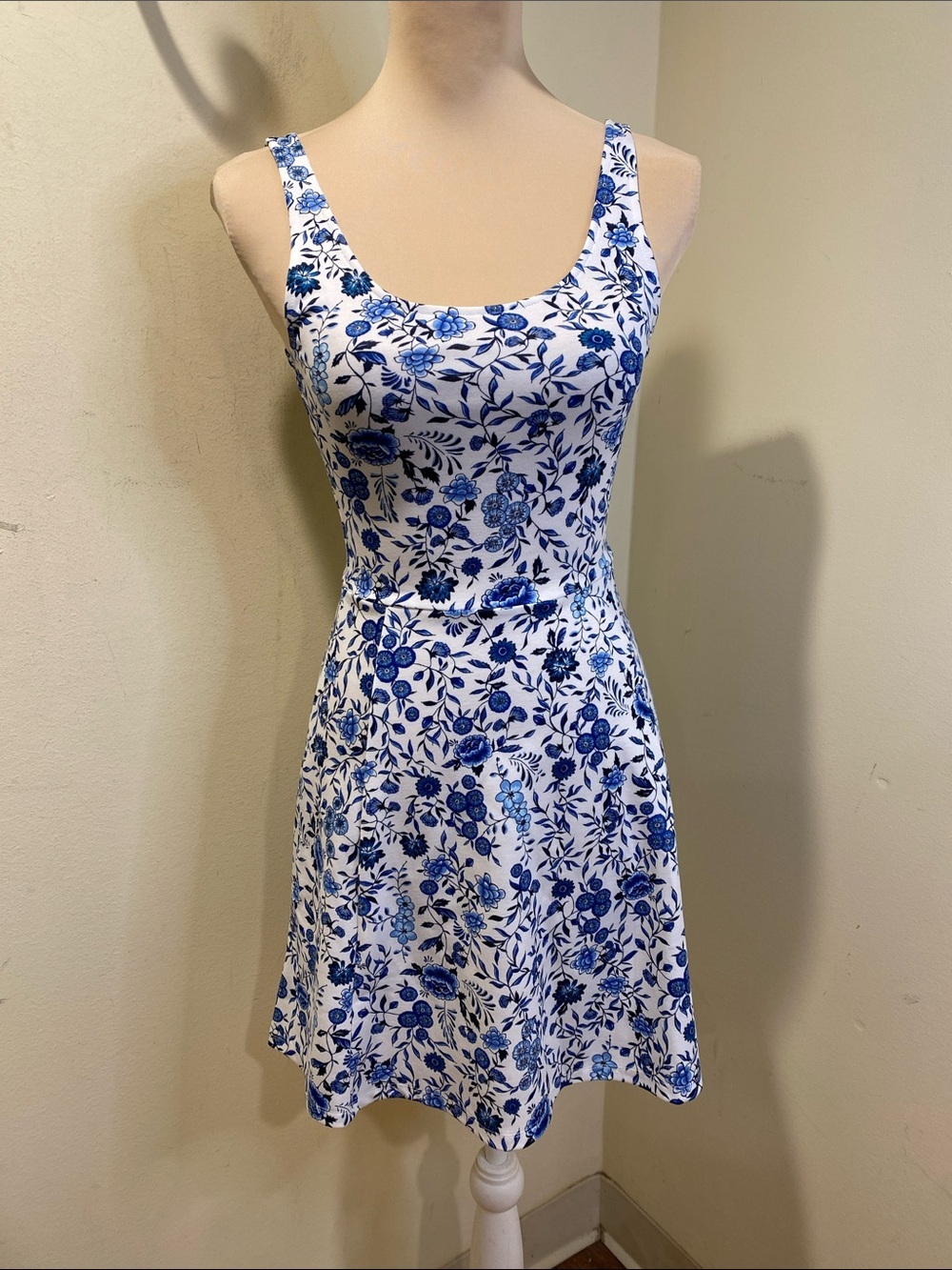 H&M White Short Sleeveless Dress with Blue Floral Print Sz 2 NWT